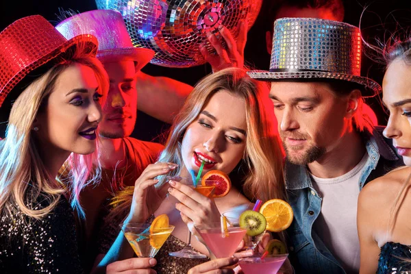 Dans parti med grupp människor dans och disco ball. — Stockfoto