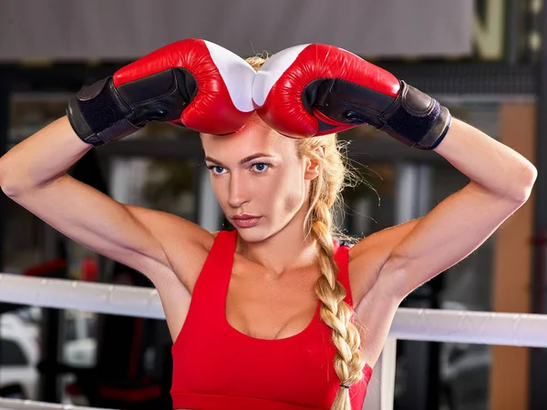 Sportovní boxerská žena nosí červené rukavice. — Stock fotografie