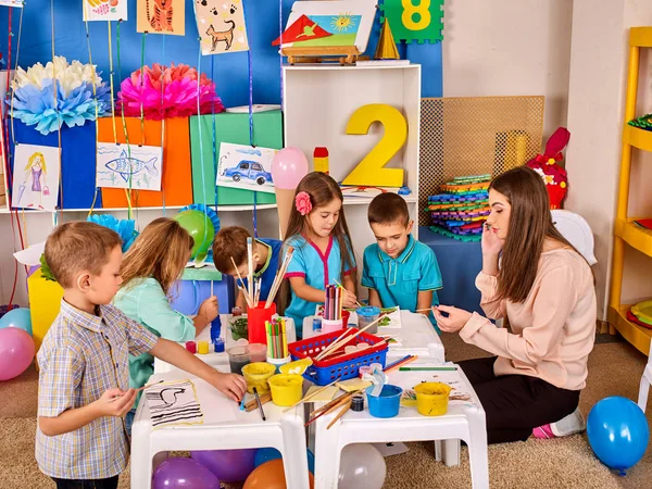 Kleine Schüler mit Lehrermalerei in der Kunstschulklasse. — Stockfoto