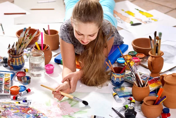 Artista auténtica niña niños pinta en el suelo. Vista superior . — Foto de Stock