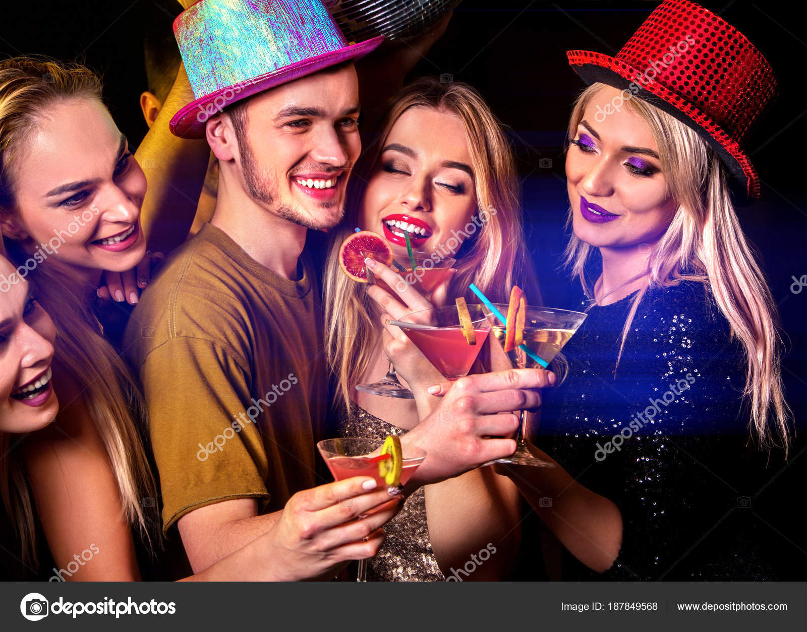 Femme Dans Le Club De Disco Photo stock - Image du chapeau