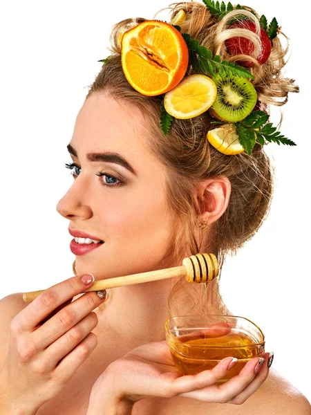 Máscara facial de mel com frutas frescas e favos de mel para o cabelo  . — Fotografia de Stock