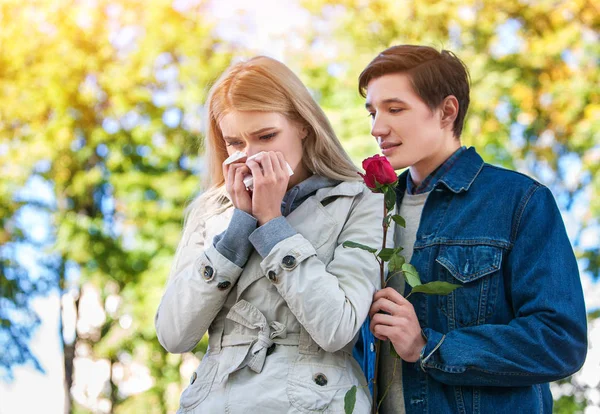 Spring couple walking and kissing summer park. — Stock Photo, Image