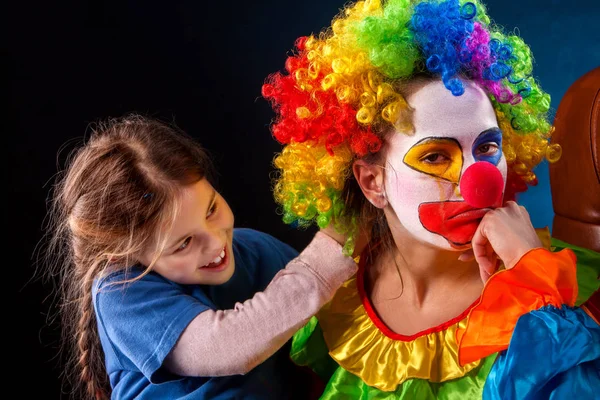 Neúplné rodiny. Maminka po práci narozeninový klaun. Dospělé dítě vztah. — Stock fotografie