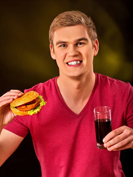 Homem a comer pizza e a beber. Estudante consome fast food . — Fotografia de Stock