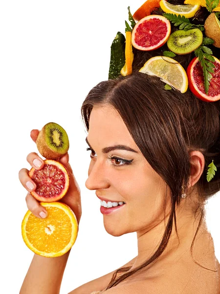 Mascarilla para el cabello de frutas frescas en la cabeza de mujer. Chica con cara hermosa . — Foto de Stock