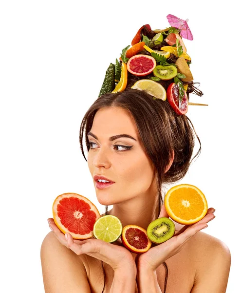 Topeng rambut dari buah-buahan segar di kepala wanita. Bahu telanjang — Stok Foto