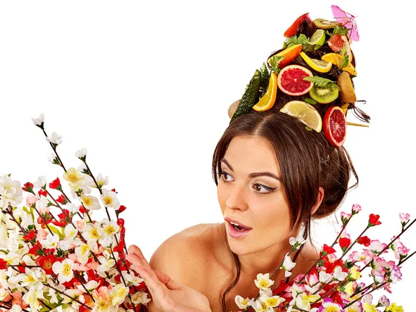 महिला सिर और वसंत फूलों पर ताजा फल से बाल मास्क . — स्टॉक फ़ोटो, इमेज