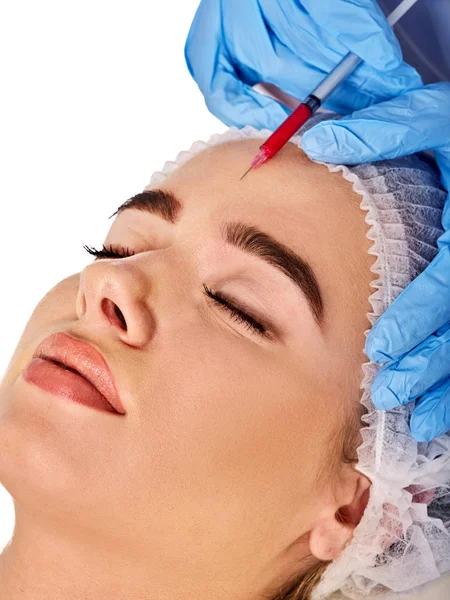 Dermal fillers av kvinna i spasalong med kosmetolog. — Stockfoto