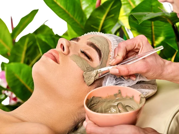 Lera ansiktsmask av kvinna i spasalong. Förfarandet för ansikte. — Stockfoto