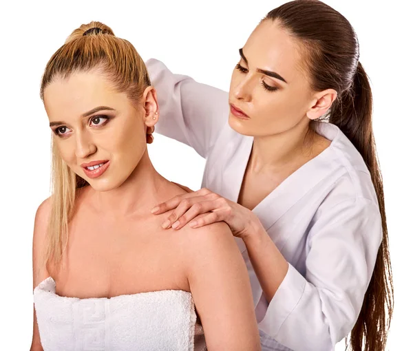 Ramenní a krční masáž pro ženu ve spa salonu. — Stock fotografie