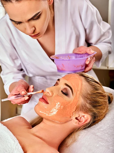 Máscara de colagénio. Tratamento facial da pele. Mulher a receber procedimento cosmético . — Fotografia de Stock