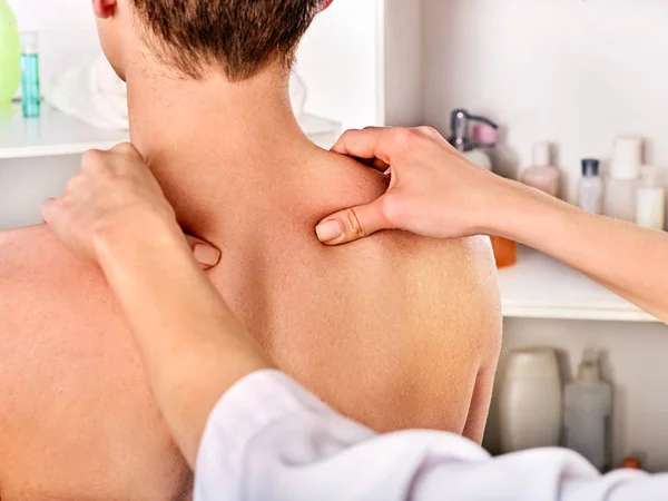 Massagem no ombro e pescoço para mulher no salão de spa . — Fotografia de Stock