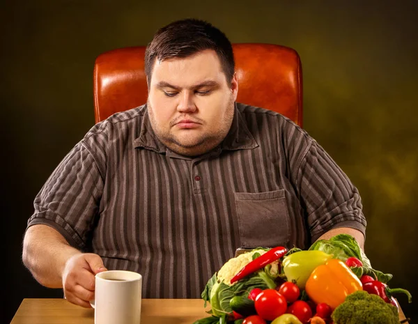 Дієта товста людина їсть здорову їжу. Здоровий чай для схуднення . — стокове фото