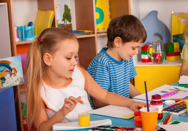 Kleine Schüler malen Mädchen und Jungen in der Kunstschulklasse. — Stockfoto