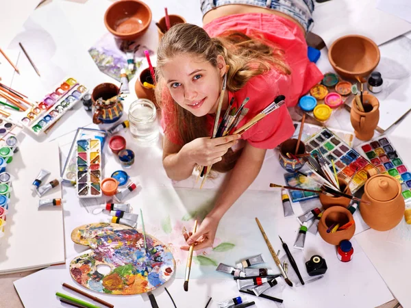 Authentische Künstler Kindermädchen malt auf dem Boden. Ansicht von oben. — Stockfoto