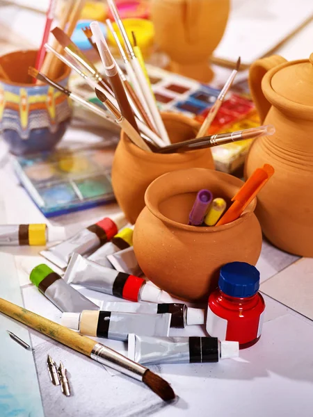 Pinceles auténticos bodegón en la mesa en la escuela de arte . — Foto de Stock