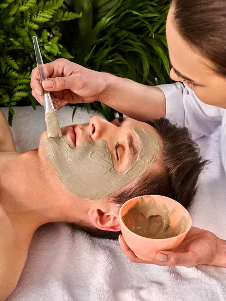 Máscara facial de barro de la mujer en el salón de spa. Masaje facial  . —  Fotos de Stock