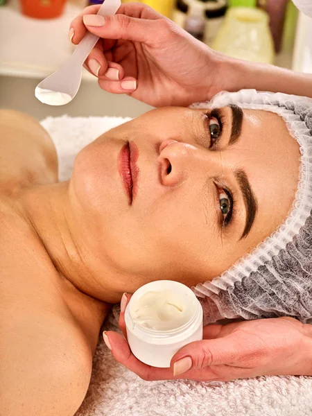 Μάσκα προσώπου κολλαγόνου. Το δέρμα του προσώπου θεραπεία. Γυναίκα λήψη καλλυντική διαδικασία. — Φωτογραφία Αρχείου