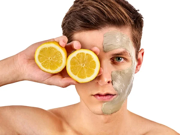 Masque visage d'homme à partir de fruits et d'argile. Boue de visage appliquée . — Photo