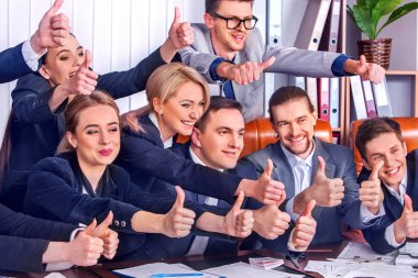 Takım insanların iş insanlar office yaşam başparmak ile mutlu.