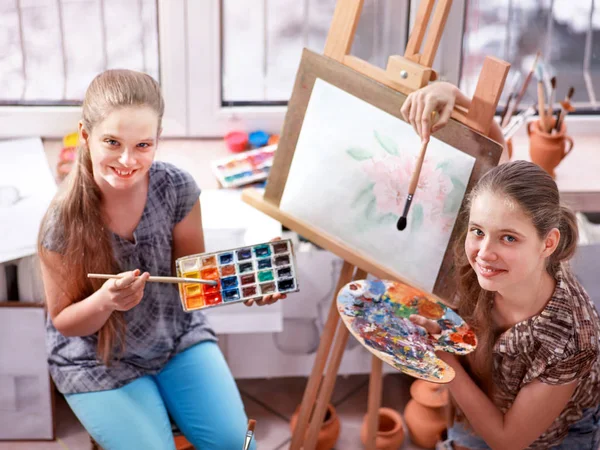 Künstler malen auf Staffelei im Atelier. authentische Kindermalerei . — Stockfoto