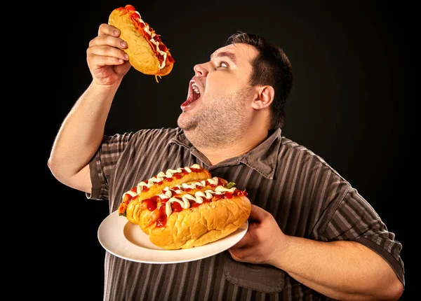 Kövér ember evés gyorsétterem hot-dog. Túlsúlyos fő részére reggelivel. — Stock Fotó