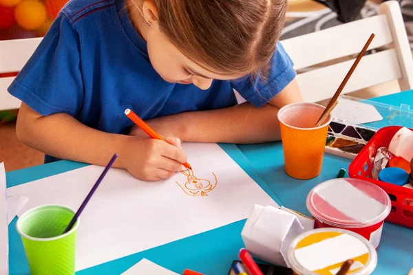 Küçük öğrenciler çocuk Sanat Okulu sınıfta boyama. — Stok fotoğraf