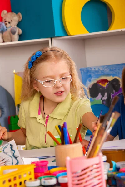 Kleine Schüler malen in der Kunstschulklasse. — Stockfoto