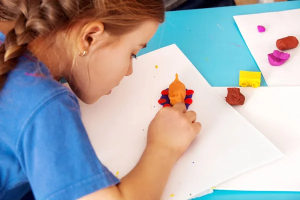 Kinderspel deeg op school. Plasticine voor kinderen. — Stockfoto