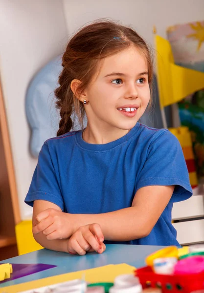 Pequeños estudiantes de pintura niña en la escuela de arte clase . —  Fotos de Stock