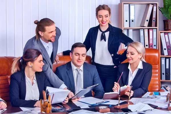 비즈니스 사람들이 사무실 생활 팀 사람들의 종이 행복 하다. — 스톡 사진