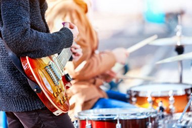 Festival müzik grubu. Vurmalı çalgılar Şehir Parkı üzerinde oynayan arkadaşlar.
