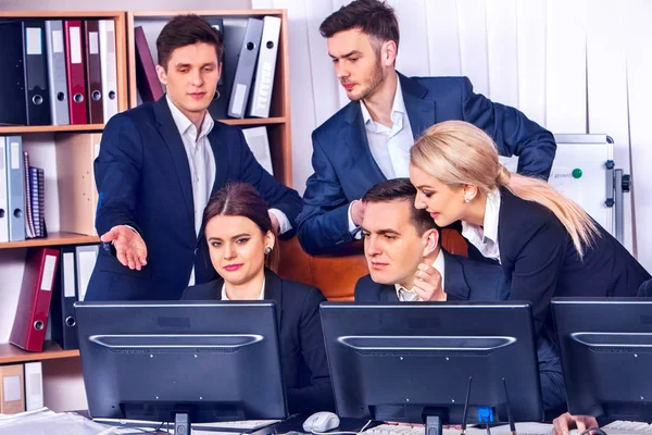 Les gens d'affaires la vie de bureau des gens d'équipe travaillant avec des papiers . — Photo