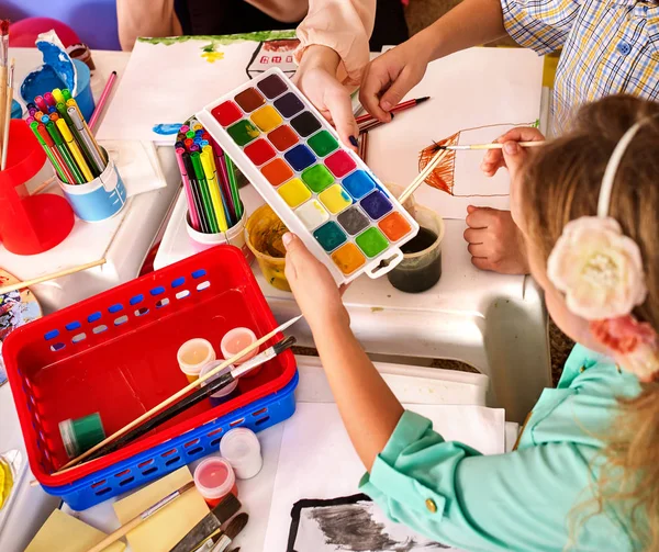 Estudantes pequenos menina e menino pintura na aula de arte escola . — Fotografia de Stock