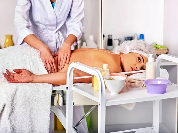 Trattamenti di terapia di massaggio. Terapeuta donna rendendo la terapia manuale indietro . — Foto Stock