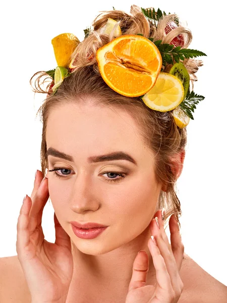 Mascarilla para el cabello de frutas frescas en la cabeza de mujer. Chica con cara hermosa . — Foto de Stock