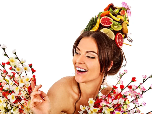 Máscara para el cabello de frutas frescas en la cabeza de la mujer y flores de primavera . — Foto de Stock