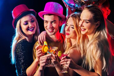 Parti grup müzikle dans edenler dans ve disko topu.