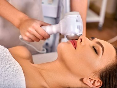 Ultrason yüz makine üzerinde ultrasonik yüz tedavi.