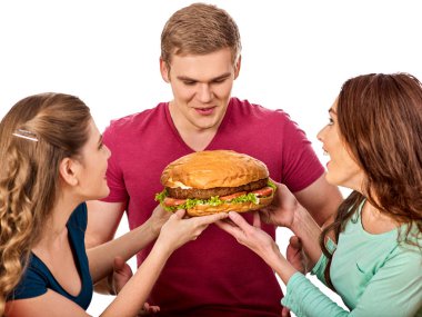 Arkadaşlar elleriyle hamburger fast food.