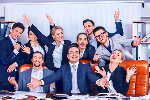 Gli uomini d'affari la vita di ufficio della gente di team sono felici con mano in su  . — Foto Stock