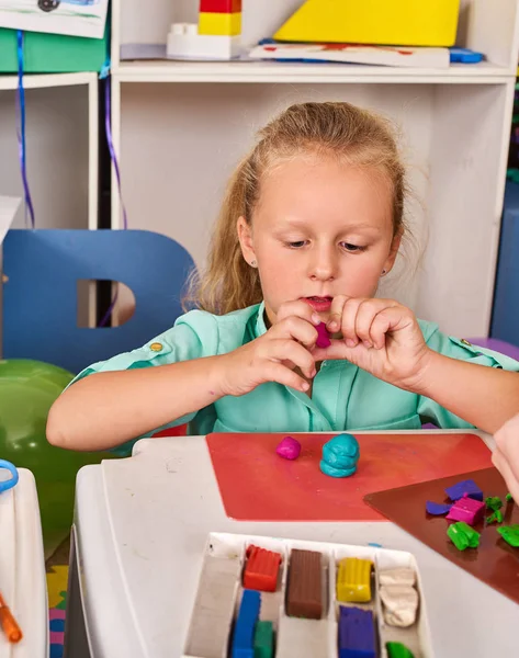 Plasticine modellering klei. Deeg kinderspel in school. — Stockfoto