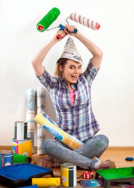 Rulo duvar kağıdı için tutan onarım ev kadın.