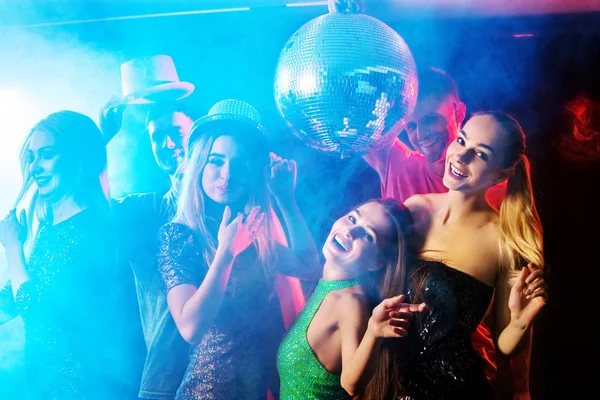 Parti grup müzikle dans edenler dans ve disko topu. — Stok fotoğraf