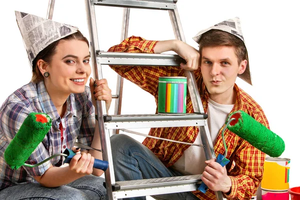 Reparar familia por feliz pareja construyendo casa usando escalera . — Foto de Stock