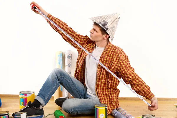 Reparação home man segurando rolo de pintura para papel de parede . — Fotografia de Stock