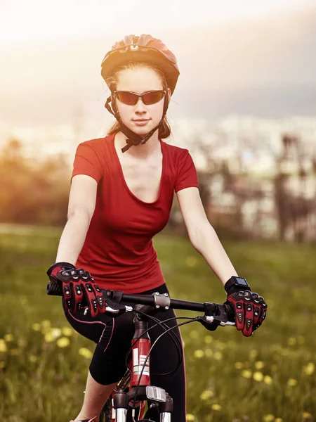 Frau mit Fahrrad im Sommerpark unterwegs. — Stockfoto