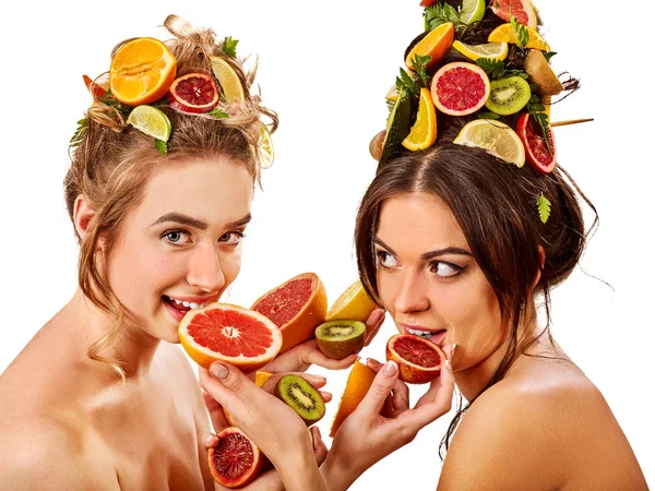 Kobiet włosy pielęgnacji twarzy i ciała i maski z owoców. — Zdjęcie stockowe