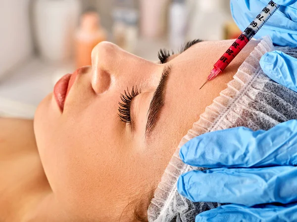 Rellenos dérmicos de mujer en salón de spa con esteticista . — Foto de Stock